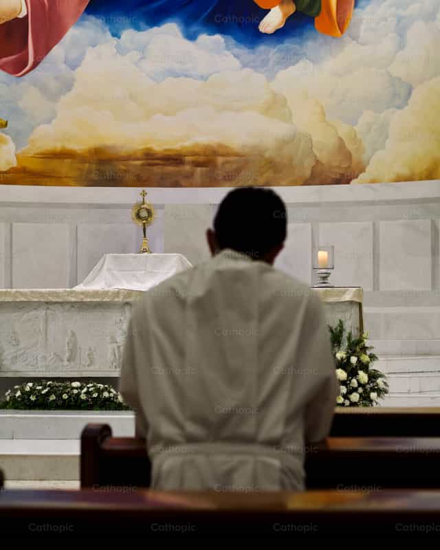 Sacerdote in preghiera - Immagini stock cattoliche
