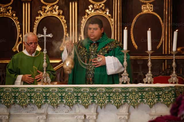Missa com casula verde do Tempo Comum - Imagens católicas de stock
