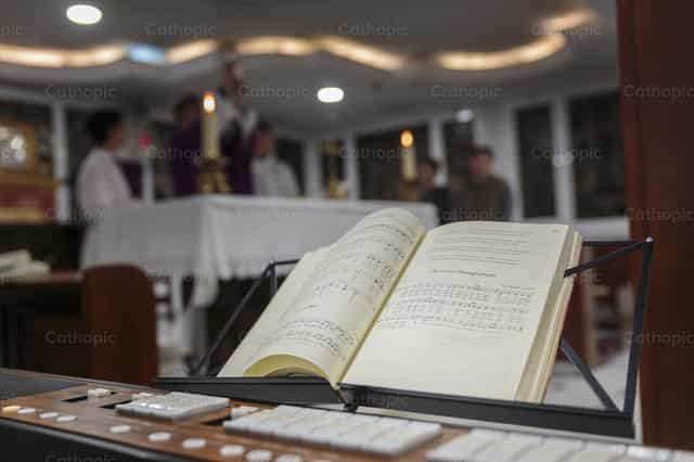 Página de un libro de cantos litúrgicos - Banco de imágenes católicas - Fotografía por Diócesis de Córdoba