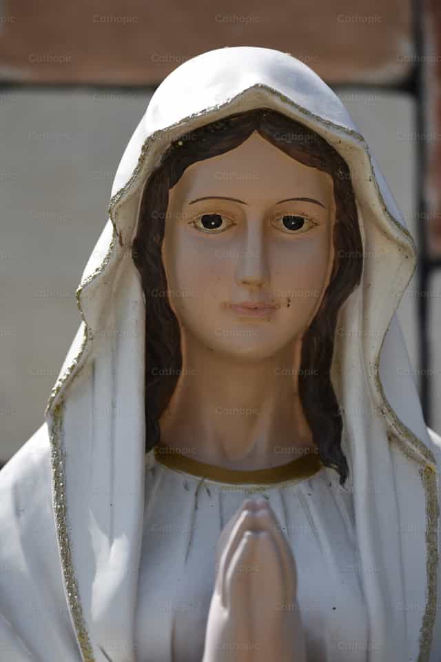 A lourdes-i Szűzanya szobra - Szűz Mária - Katolikus stockképek
