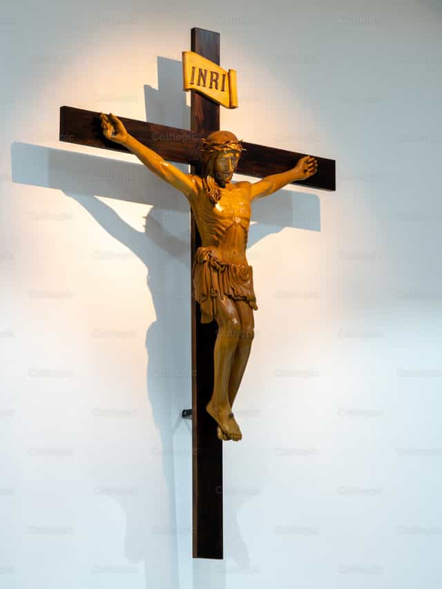 Crucifijo grande de madera sobre fondo blanco - Banco de imágenes católicas