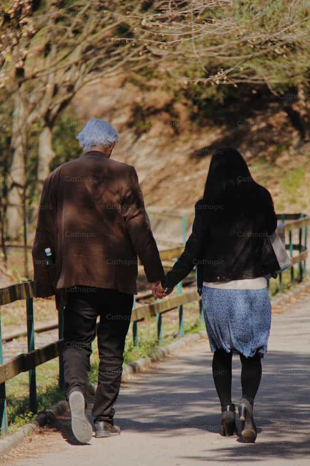 Uma caminhada no parque - Imagens católicas de stock