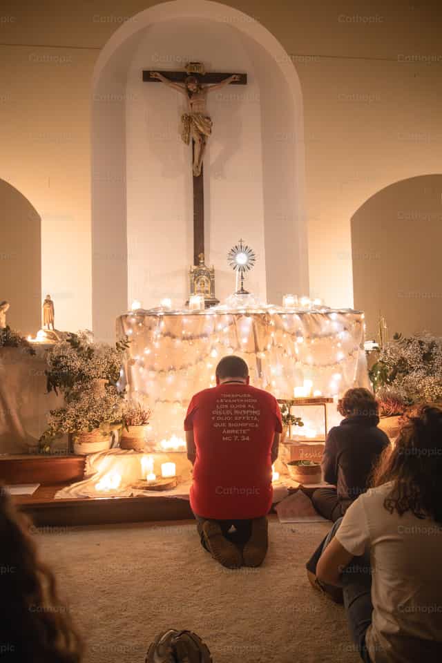 De Rodillas Ante Tu Presencia - Banco de imágenes católicas - Fotografía por Yandry Fernández Perdomo