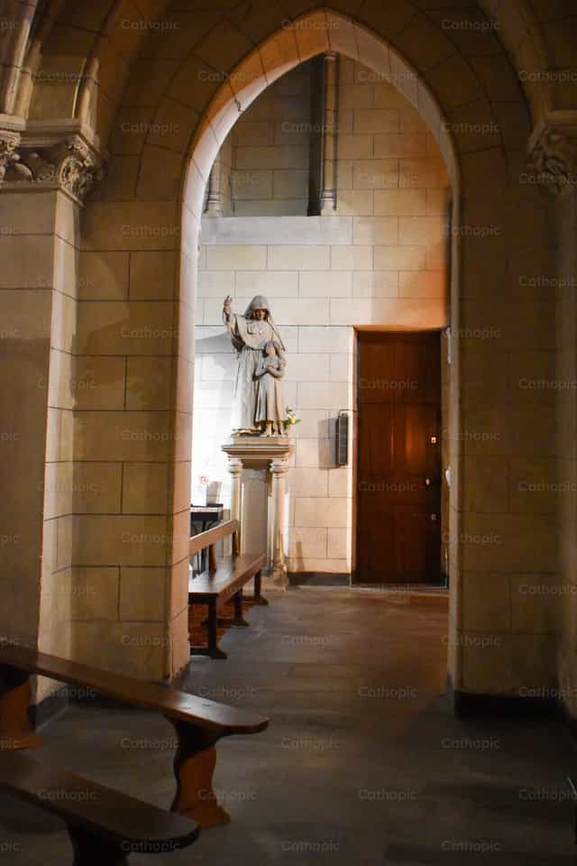 Statue der hl. Maria Magdalena Postel, die einem kleinen Mädchen den Weg zeigt - Katholische Stockfotos