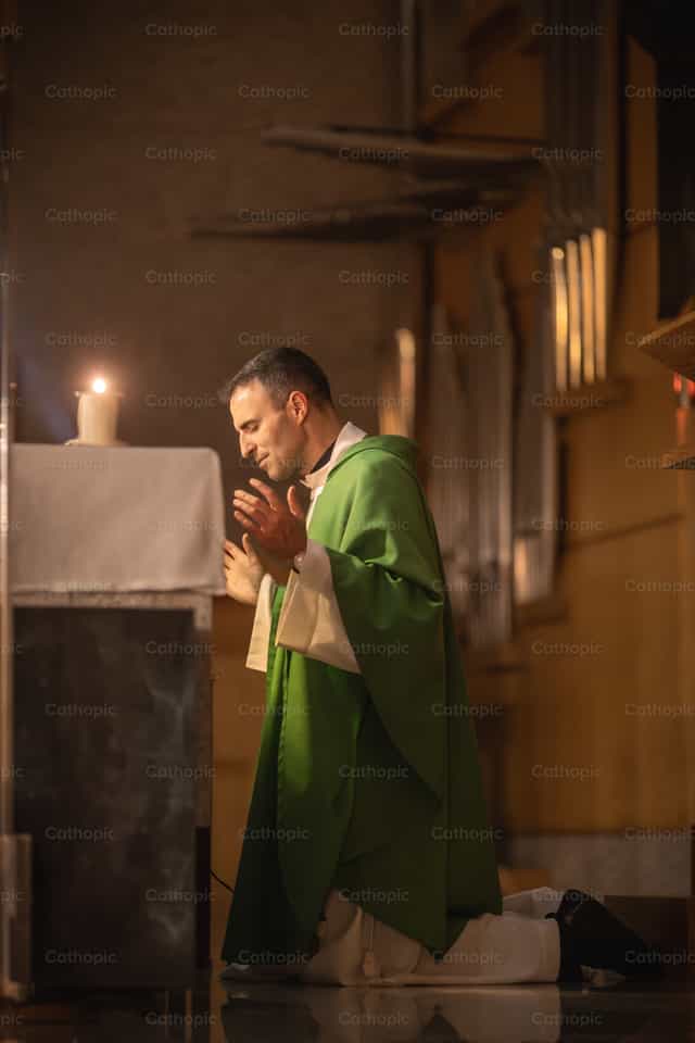 Sacerdote orando de rodillas - Banco de imágenes católicas - Fotografía por Yandry Fernández Perdomo