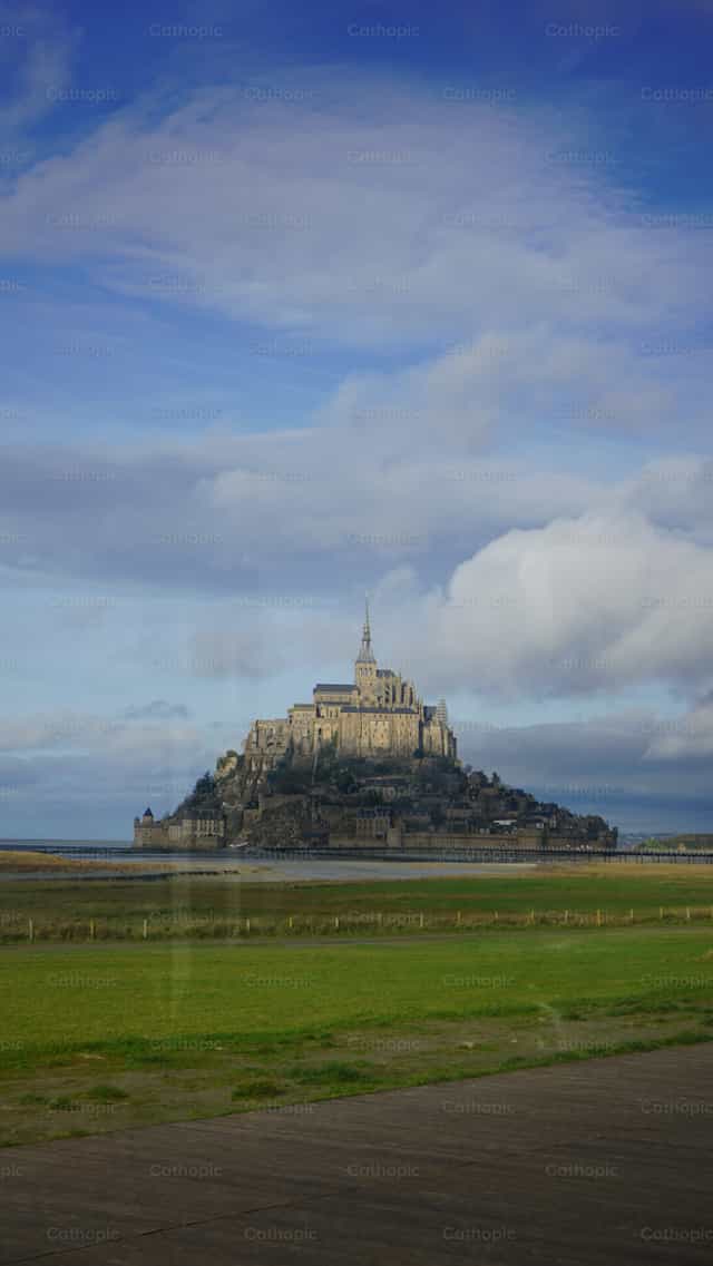 Saint-Michel Castle - Catholic stock images - Photo by Lupe Belmonte