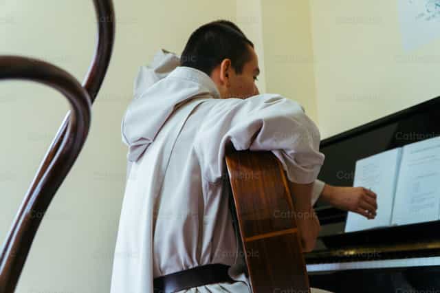 Monje de Verbum Spei tocando la guitarra - Banco de imágenes católicas - Fotografía por Almures Studio