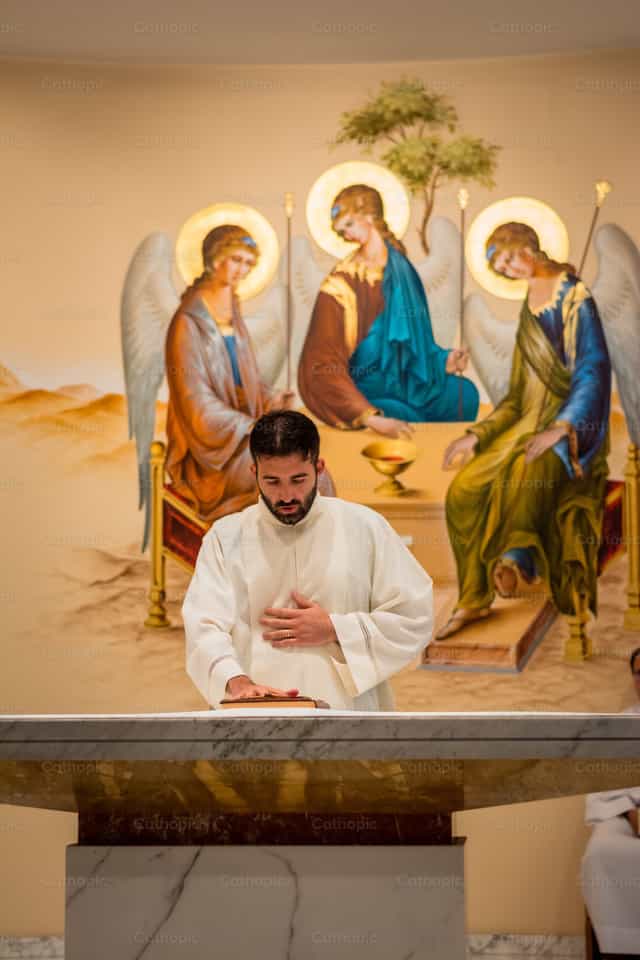 Profesión de fe de un futuro diácono - Banco de imágenes católicas - Fotografía por Vytautas Markūnas SDB