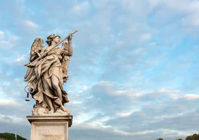 Estátua de um anjo na ponte do Castelo Sant’Angelo - Imagens católicas de stock - Foto de Antonio Gravante