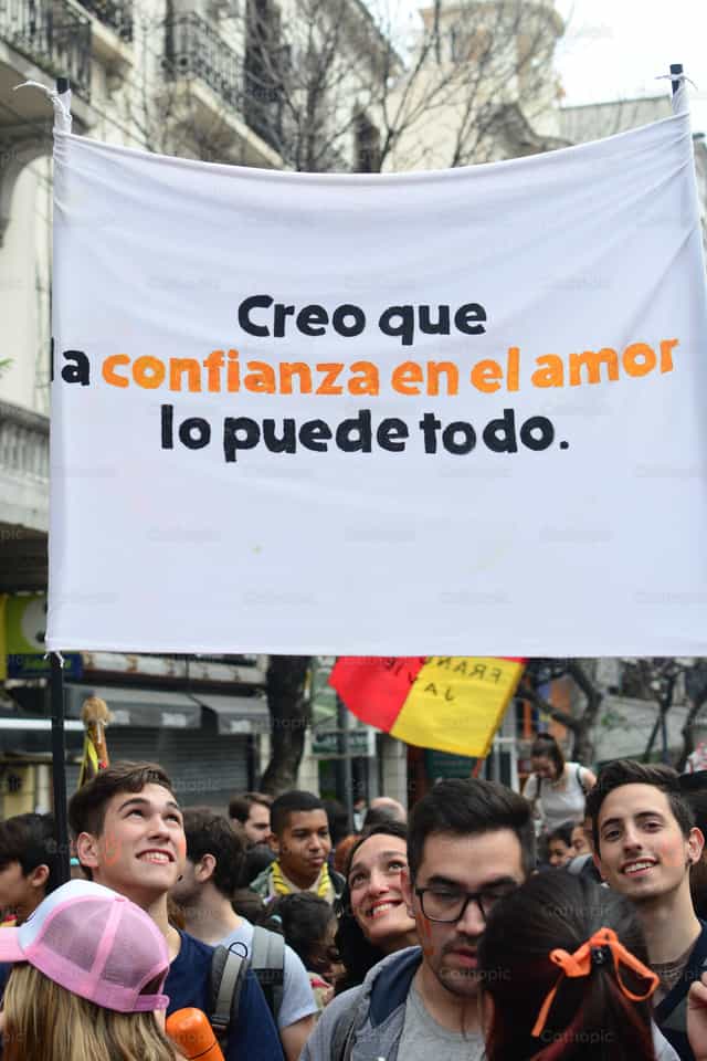 Jovenes en procesion - Banco de imágenes católicas