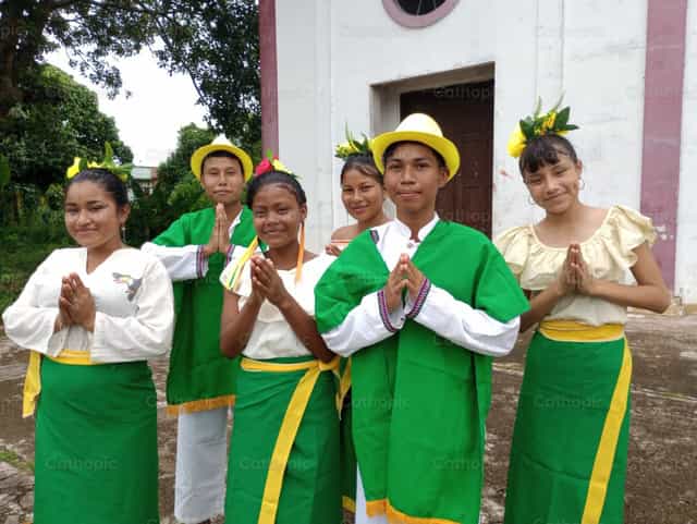Orando a Jesucristo por la Paz de la Amazonia - Banco de imágenes católicas