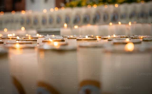 Wishing candles - Catholic stock images - Photo by Carolina BR