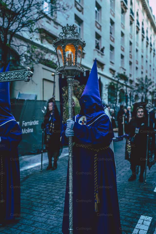 游行中戴面罩（capirote）与手持蜡烛 - 天主教图库图片