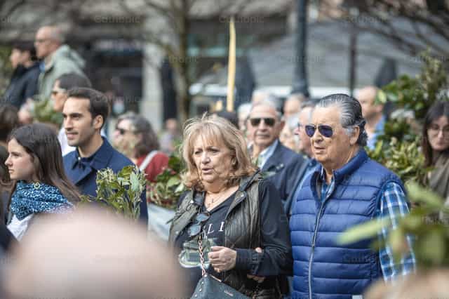 Personas con palmas y olivos en Domingo de Ramos - Banco de imágenes católicas