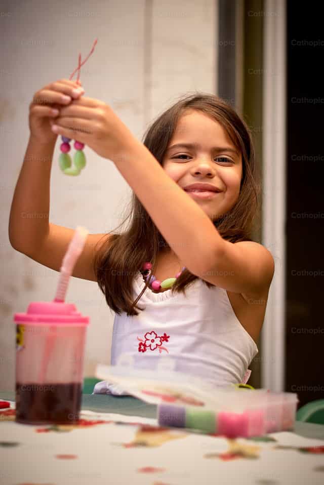 Kleines Mädchen beim Spielen - Katholische Stockfotos