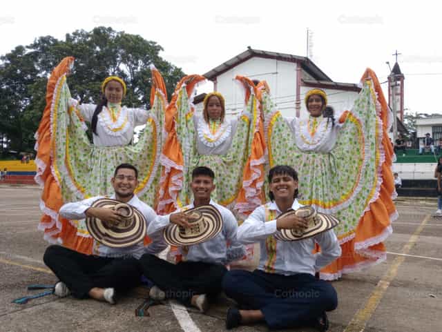 Jóvenes le danzan a la vida inspirados en Jesús. - Banco de imágenes católicas