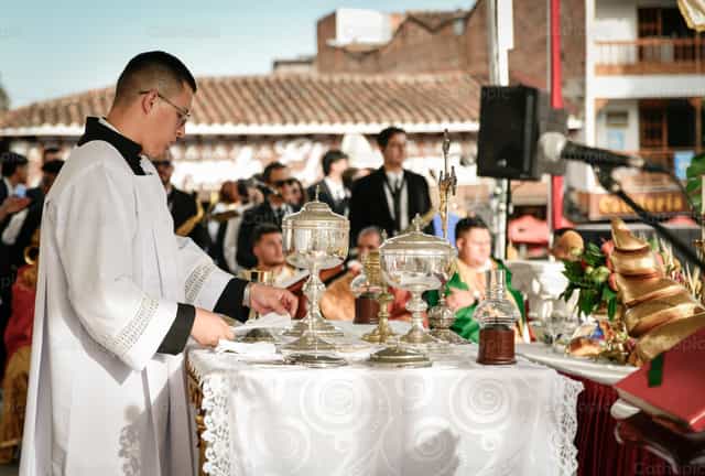 Acólito en el altar - Banco de imágenes católicas - Fotografía por Carolina BR