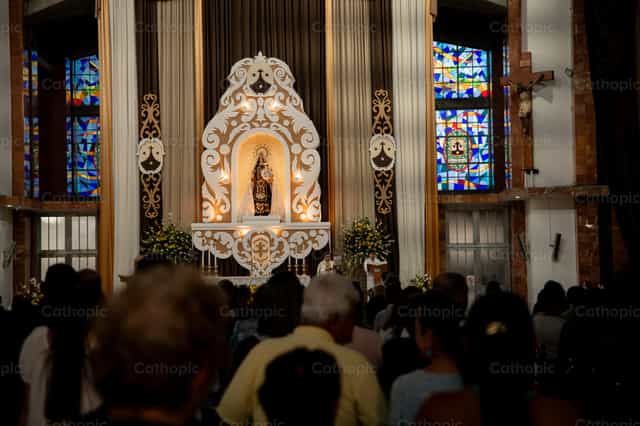 Contemplação do altar de Nossa Senhora do Carmo - Imagens católicas de stock