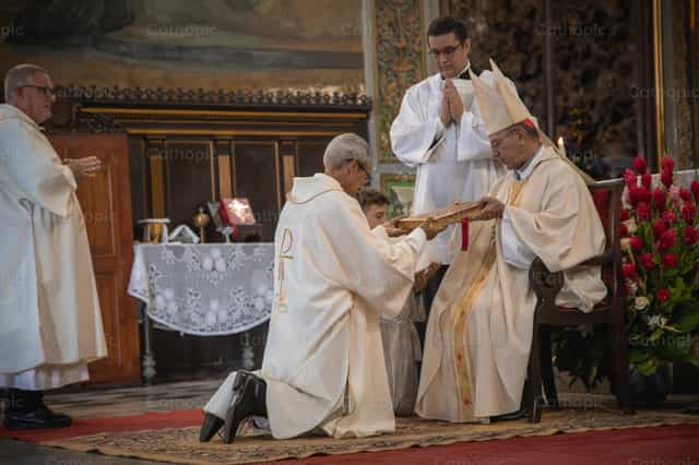 El obispo entrega la Biblia a los nuevos diáconos - Banco de imágenes católicas - Fotografía por Yandry Fernández Perdomo