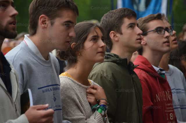 Jovenes rezando - Banco de imágenes católicas - Fotografía por Lupe Belmonte