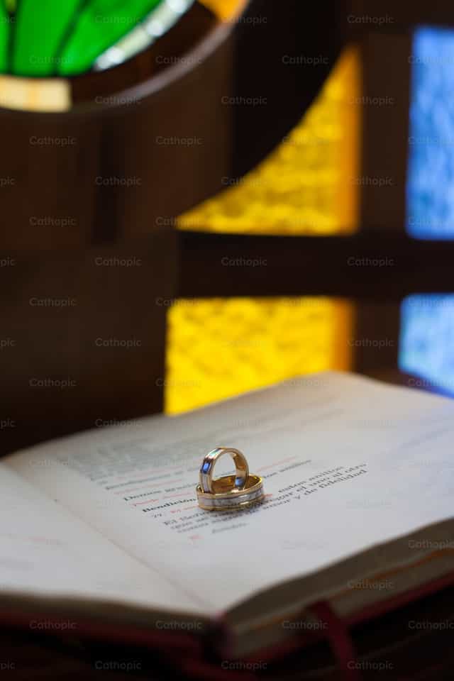 Fedi nuziali - Matrimonio - Immagini stock cattoliche - Foto di Clina CG