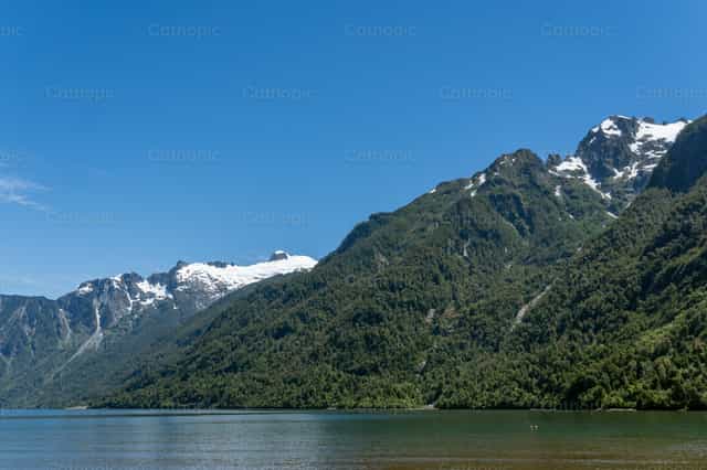 Montagne innevate e un fiordo, Patagonia cilena - Immagini stock cattoliche