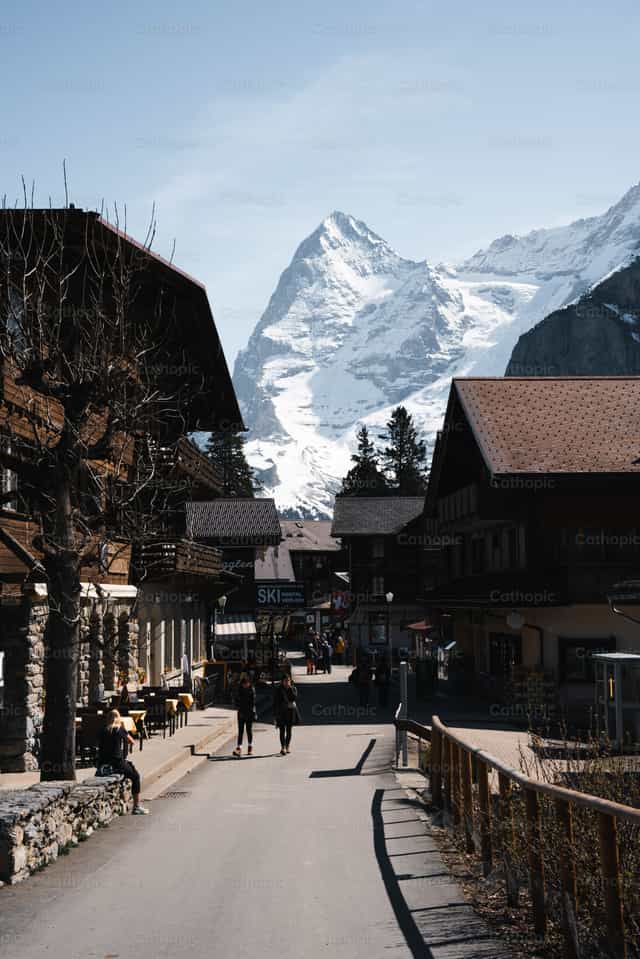 Stadt in den Schweizer Alpen - Katholische Stockfotos