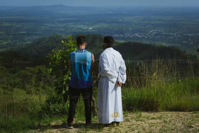En confesión junto al Sacerdote desde lo alto - Banco de imágenes católicas - Fotografía por Miguel White