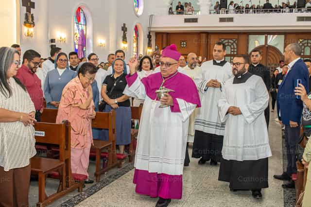 Llegada del Obispo - Banco de imágenes católicas