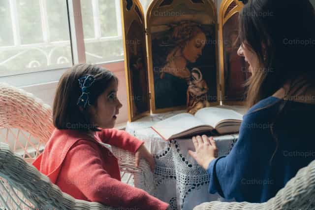 Ina at anak na babae na nagdarasal sa harap ng Birheng Maria - Mga Catholic stock image - Larawan ni Almures Studio