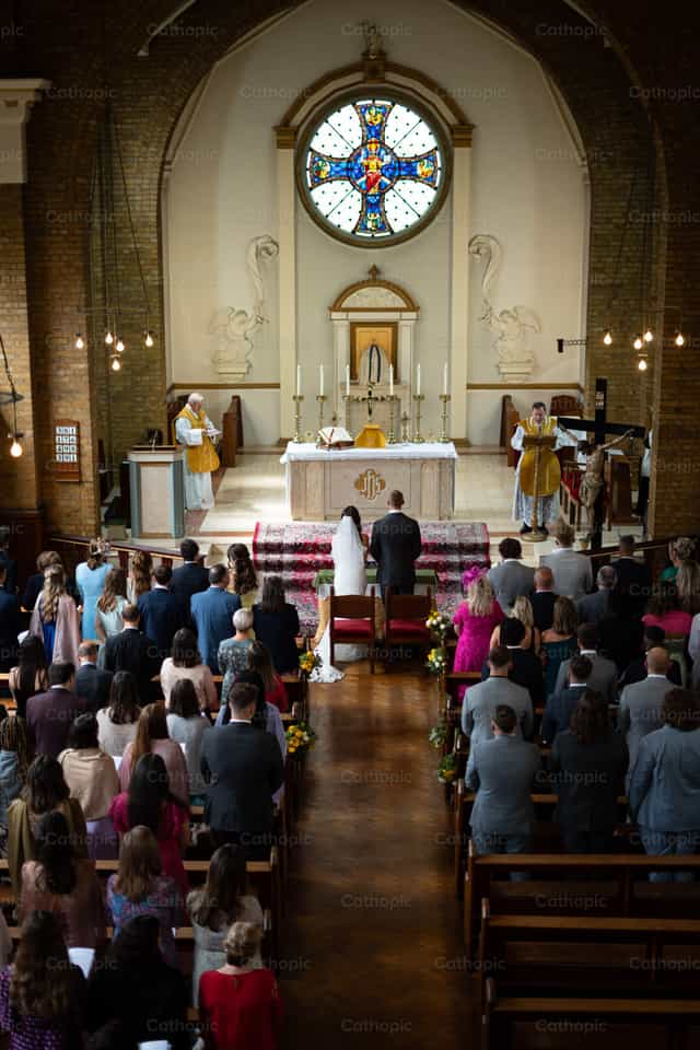 Sposa e sposo durante un matrimonio - Immagini stock cattoliche - Foto di Álvaro García