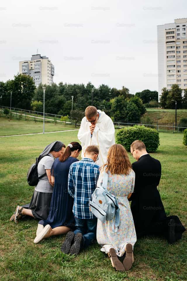 Egy új pap megáldása - Katolikus stockképek