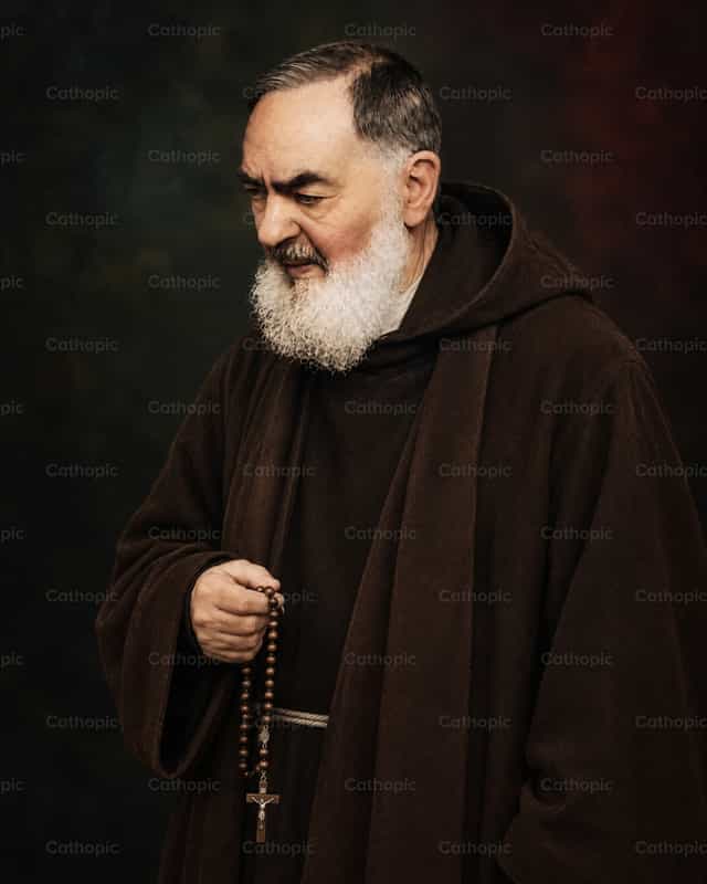 Padre Pio avec un chapelet - Images catholiques de stock