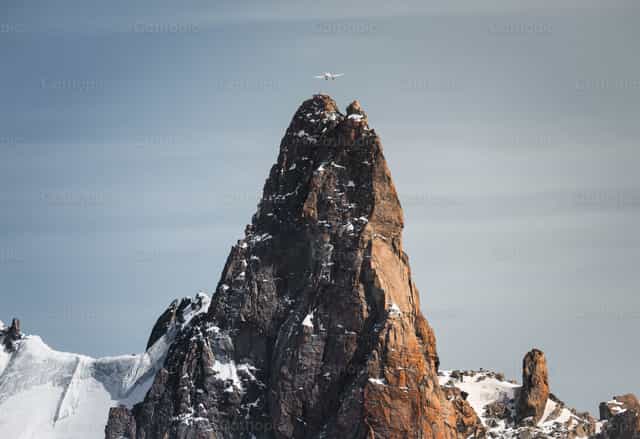 Avioneta sobrevolando los Alpes suizos - Banco de imágenes católicas - Fotografía por Santiago de la Hoz