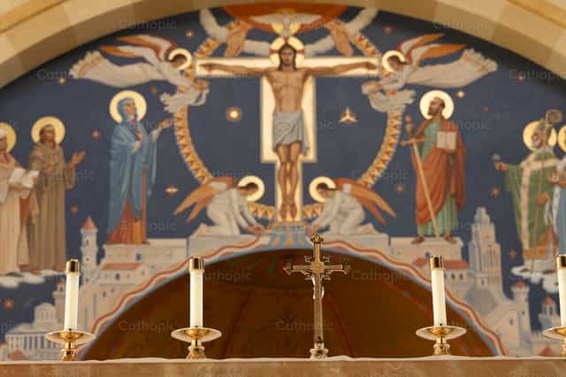 Cruz sobre altar con mural detras - Banco de imágenes católicas