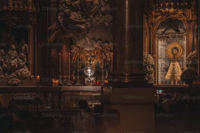 Virgen del Pilar junto a su hijo - Banco de imágenes católicas - Fotografía por Rodrigo De Miguel