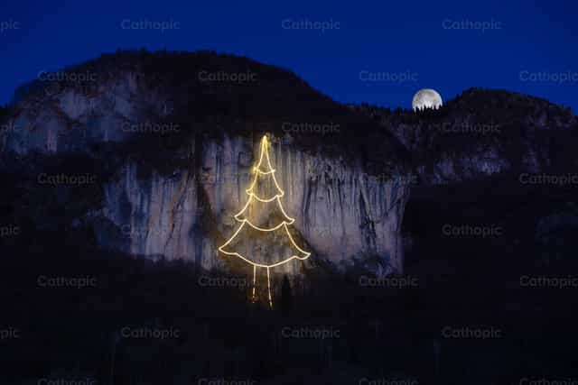 Árbol de Navidad iluminado situado en el acantilado - Banco de imágenes católicas