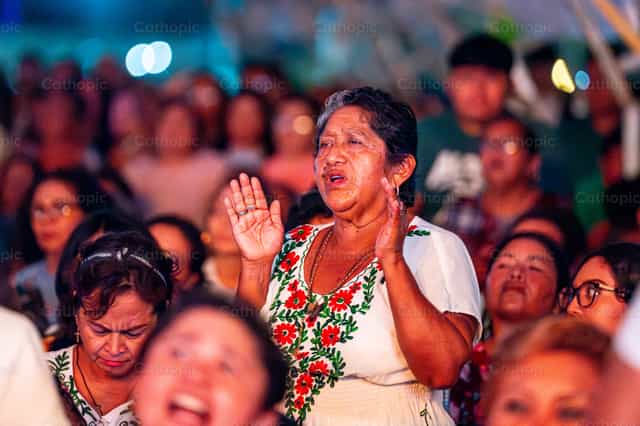 Mujer en adoración - Banco de imágenes católicas - Fotografía por Hein Palma