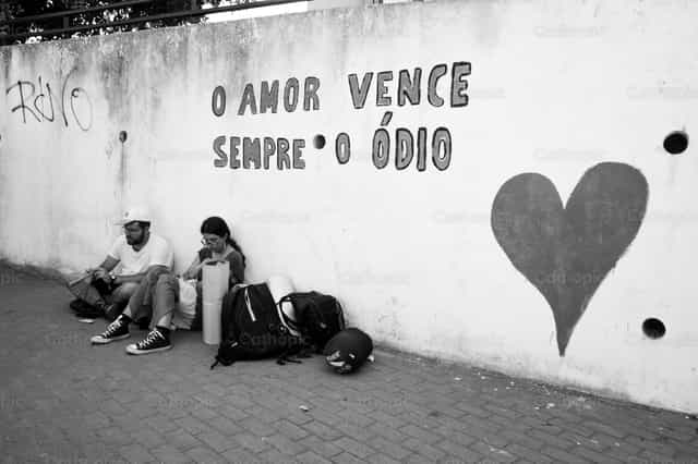 L’amour triomphe de la haine - Images catholiques de stock