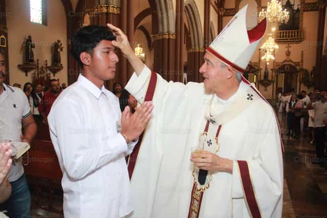 Arcebispo confirmando - Imagens católicas de stock