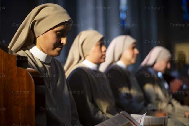 Nonnen bei der Messe in der Almudena-Kathedrale - Katholische Stockfotos - Foto von Álvaro García