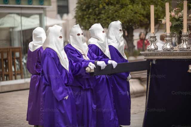 Cofrade loading images during Holy Week Spain - Banco de imágenes católicas - Fotografía por Yandry Fernández Perdomo