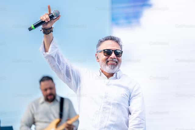 Cantante católico en un concierto de alabanza - Banco de imágenes católicas - Fotografía por Hein Palma