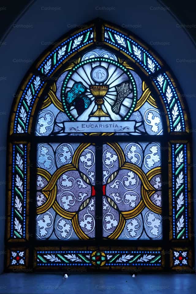Vitrail de l’Eucharistie - Images catholiques de stock