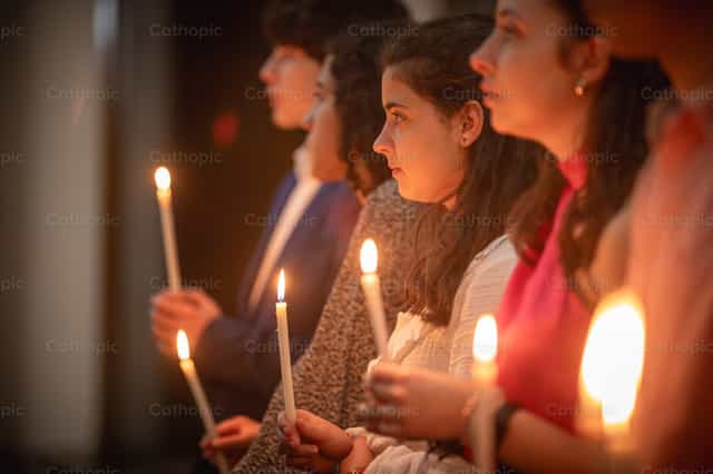 Jeunes tenant des cierges - Images catholiques de stock - Photo de Yandry Fernández Perdomo