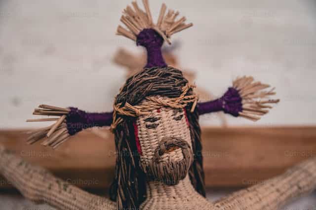 Jesús crucificado hecho de mimbre - Banco de imágenes católicas - Fotografía por Manuel González Asturias, SJ