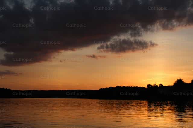 Puesta de sol en el lago - Banco de imágenes católicas