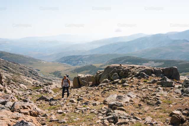 Senderista llegando a la cima de la montaña - Banco de imágenes católicas - Fotografía por Santiago de la Hoz