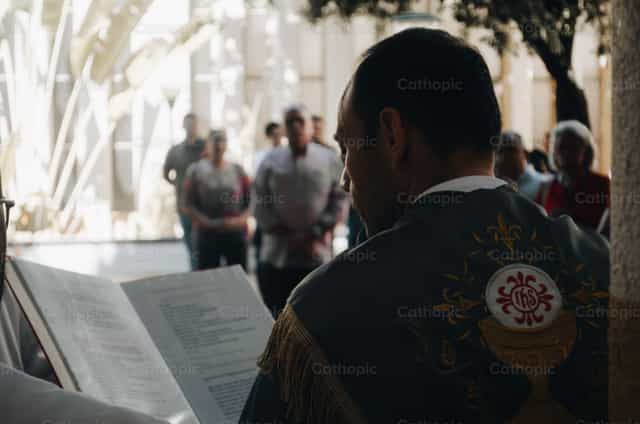 Padre na celebração da Porta Santa - Imagens católicas de stock
