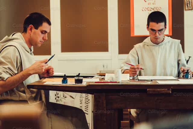 Hermano del Verbum Spei ilustrando - Banco de imágenes católicas - Fotografía por Almures Studio